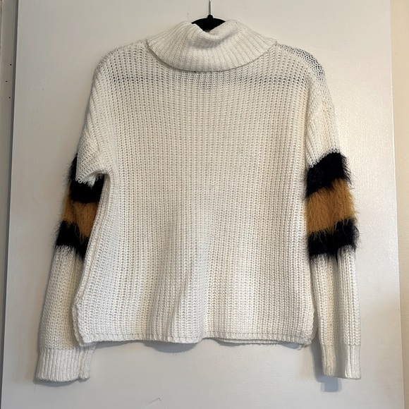 Knit turtle neck with arm fur detail. - Picture 3 of 3